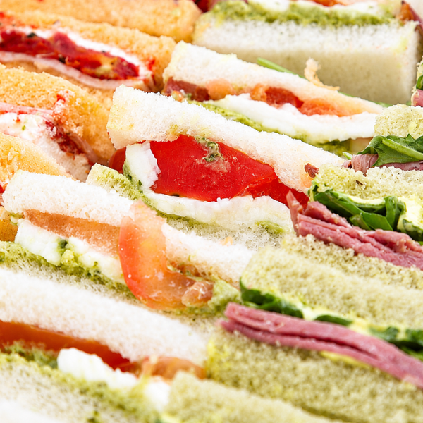 Bandeja de sándwiches dobles premium