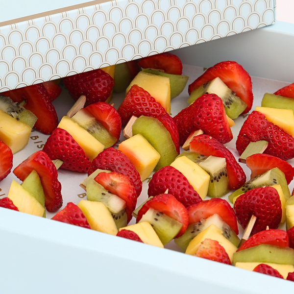 Bandeja de brochetas de fruta natural