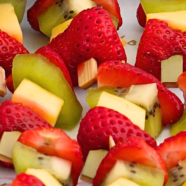 Bandeja de brochetas de fruta natural